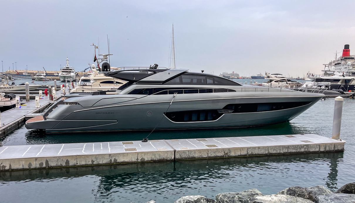 Al Anbar yacht, Riva