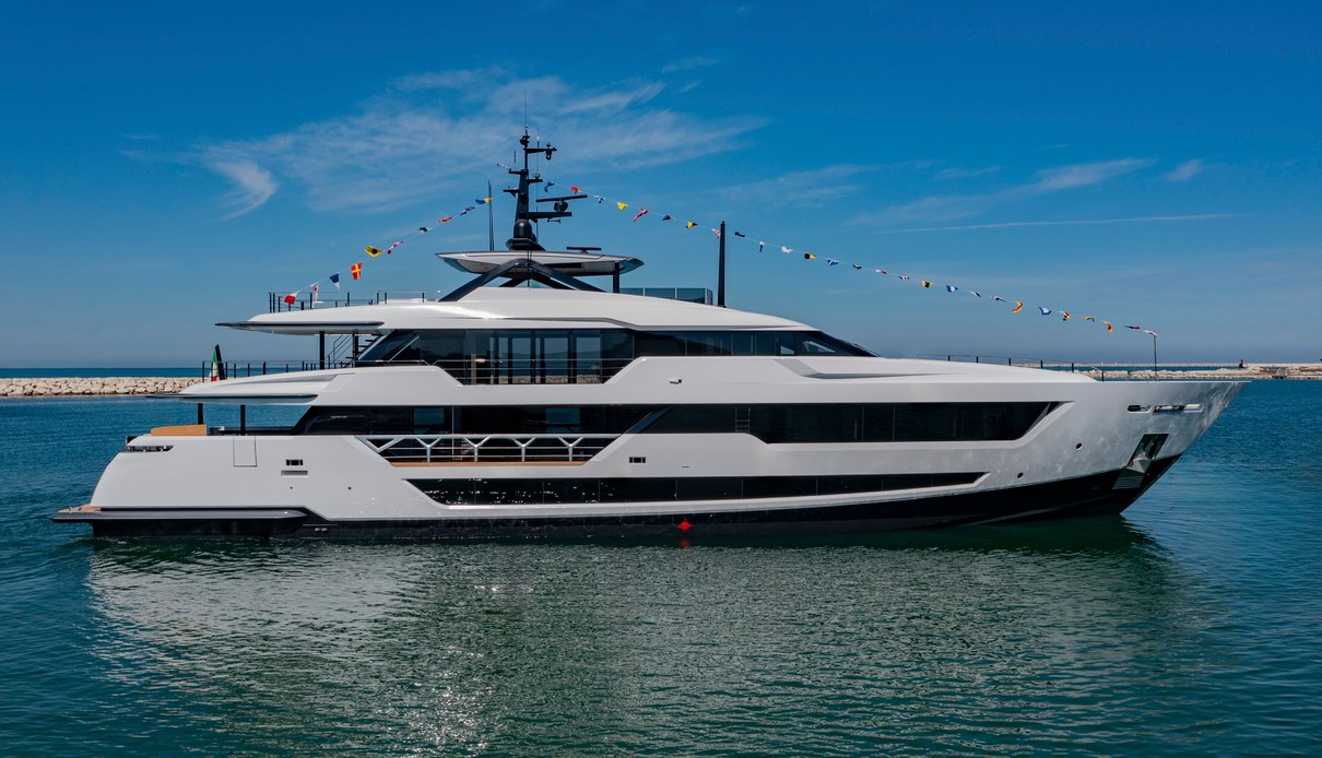 Custom Line 140/04 yacht, Custom Line