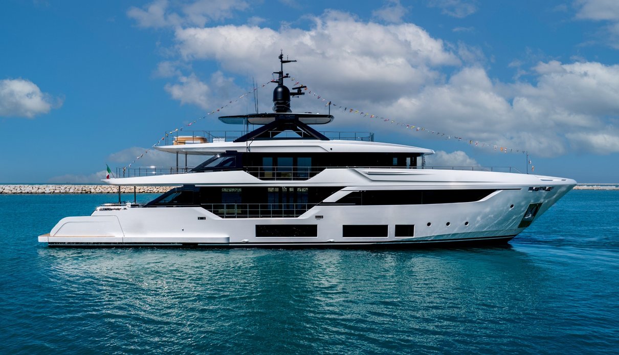 La Vetta yacht, Custom Line