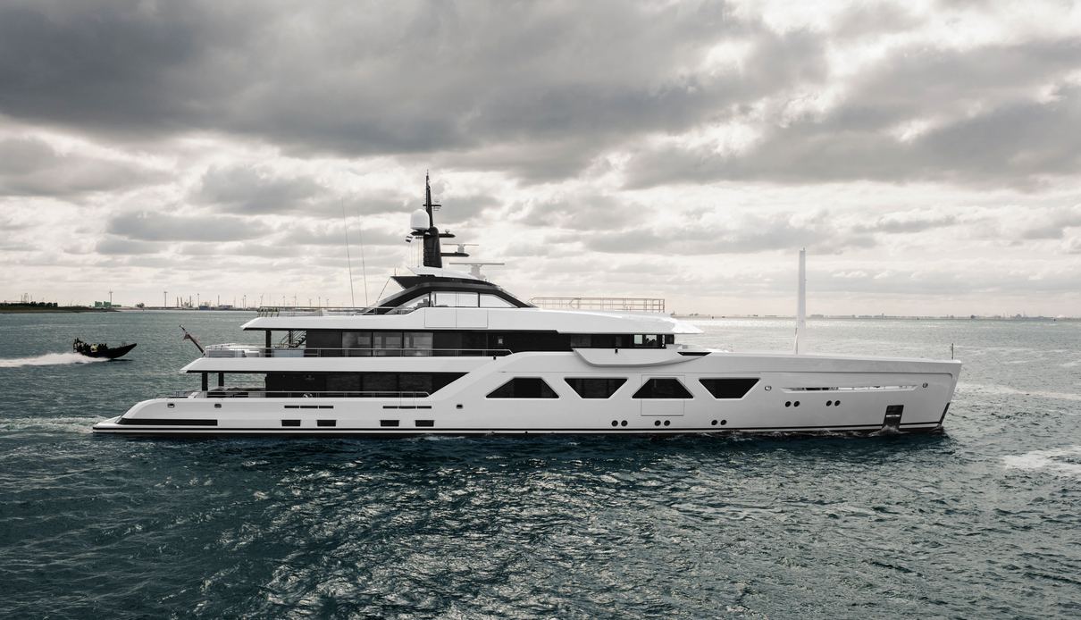 QU2 yacht, Amels
