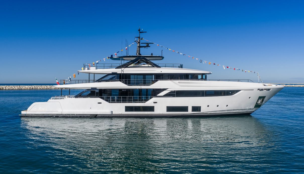 Zoya B yacht, Custom Line