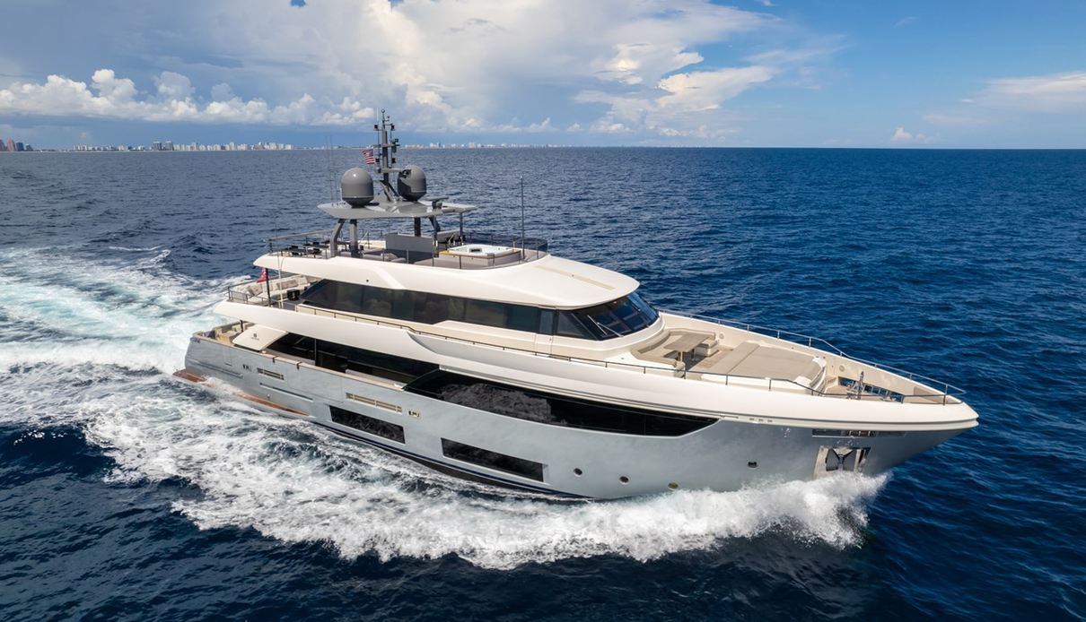 Fifi yacht, Custom Line