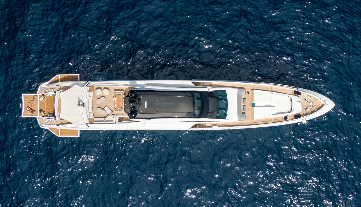 GoldenEye yacht, Mangusta