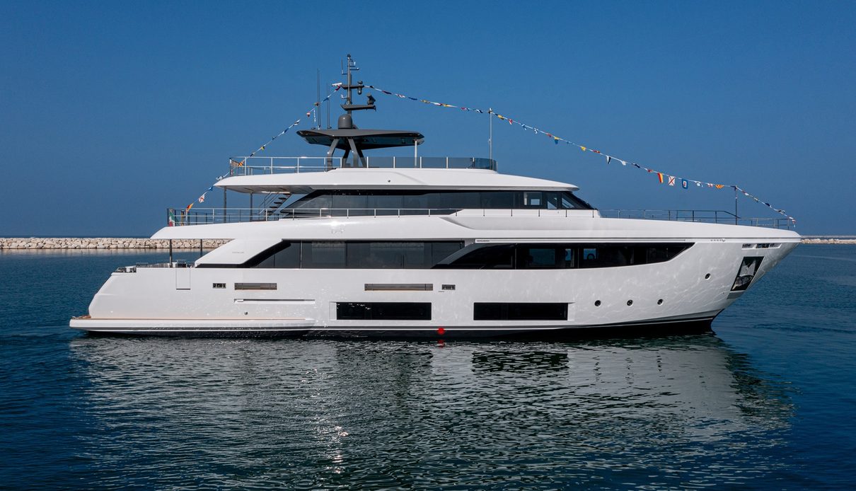 Bella Vita yacht, Custom Line