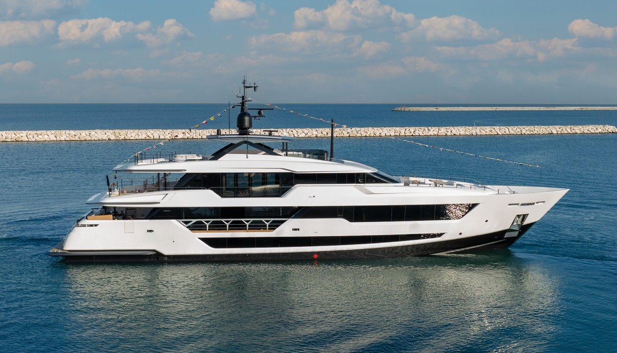 Lady Dia yacht, Custom Line