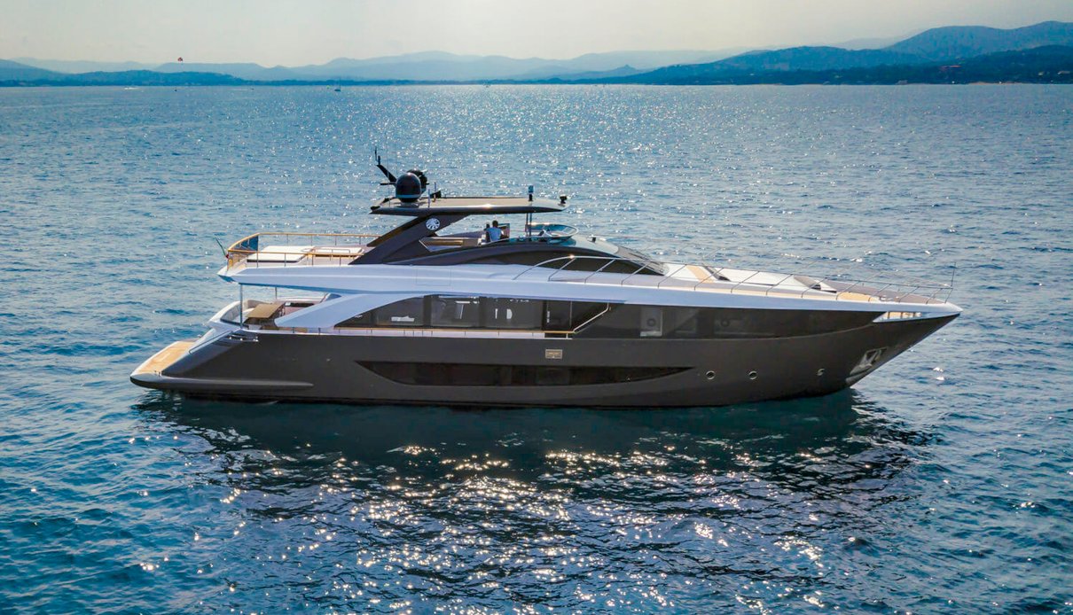 Victoria III yacht, Amer