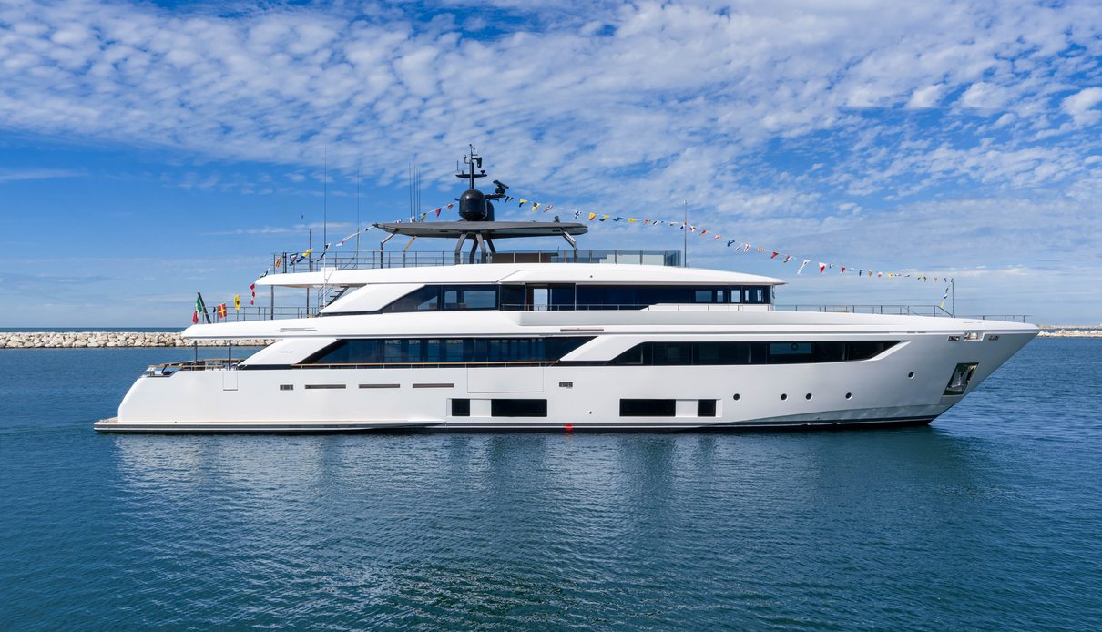 Halo yacht, Custom Line