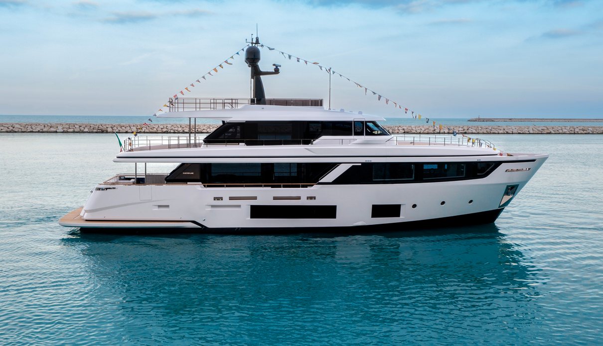 Genesis yacht, Custom Line