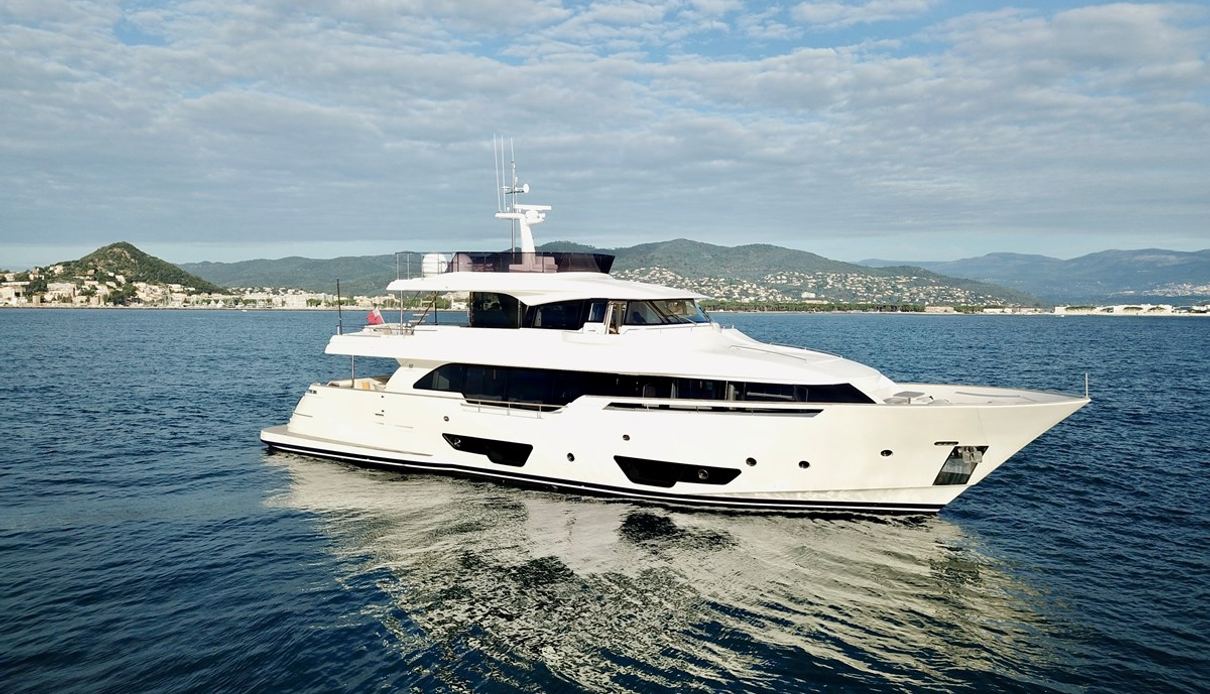 Miotu IV yacht, Custom Line