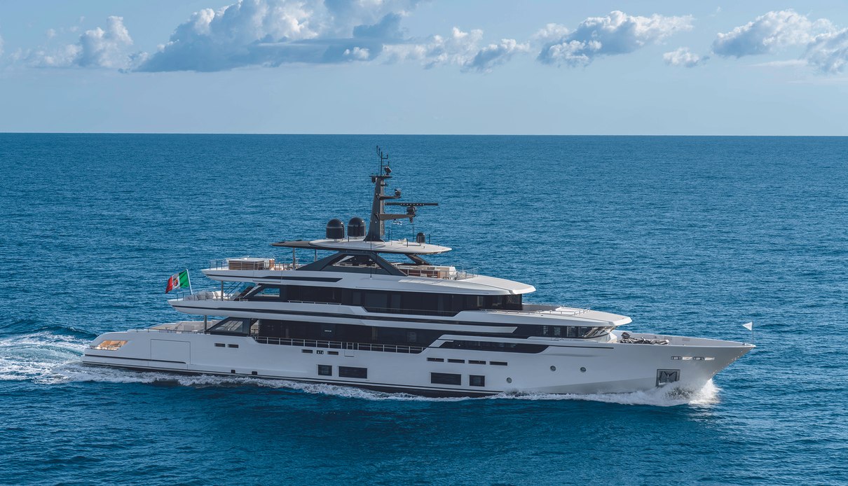 Asante yacht, Custom Line