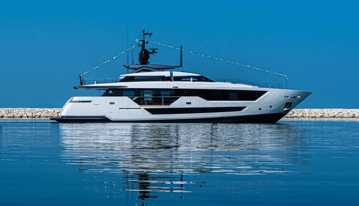 Selin yacht, Custom Line