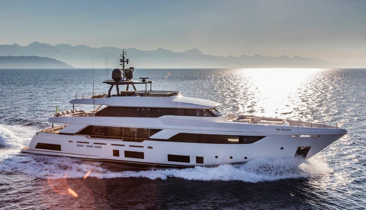 Roma VII yacht, Custom Line