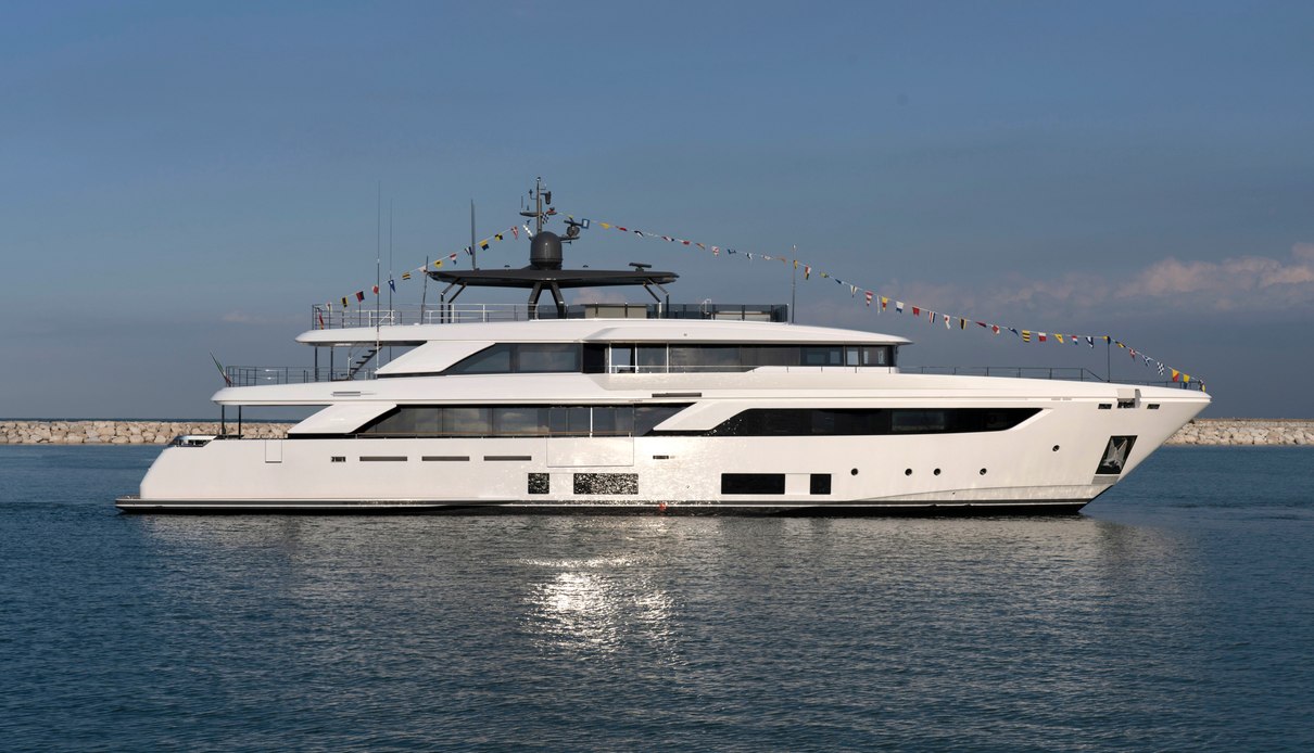 Nimir yacht, Custom Line