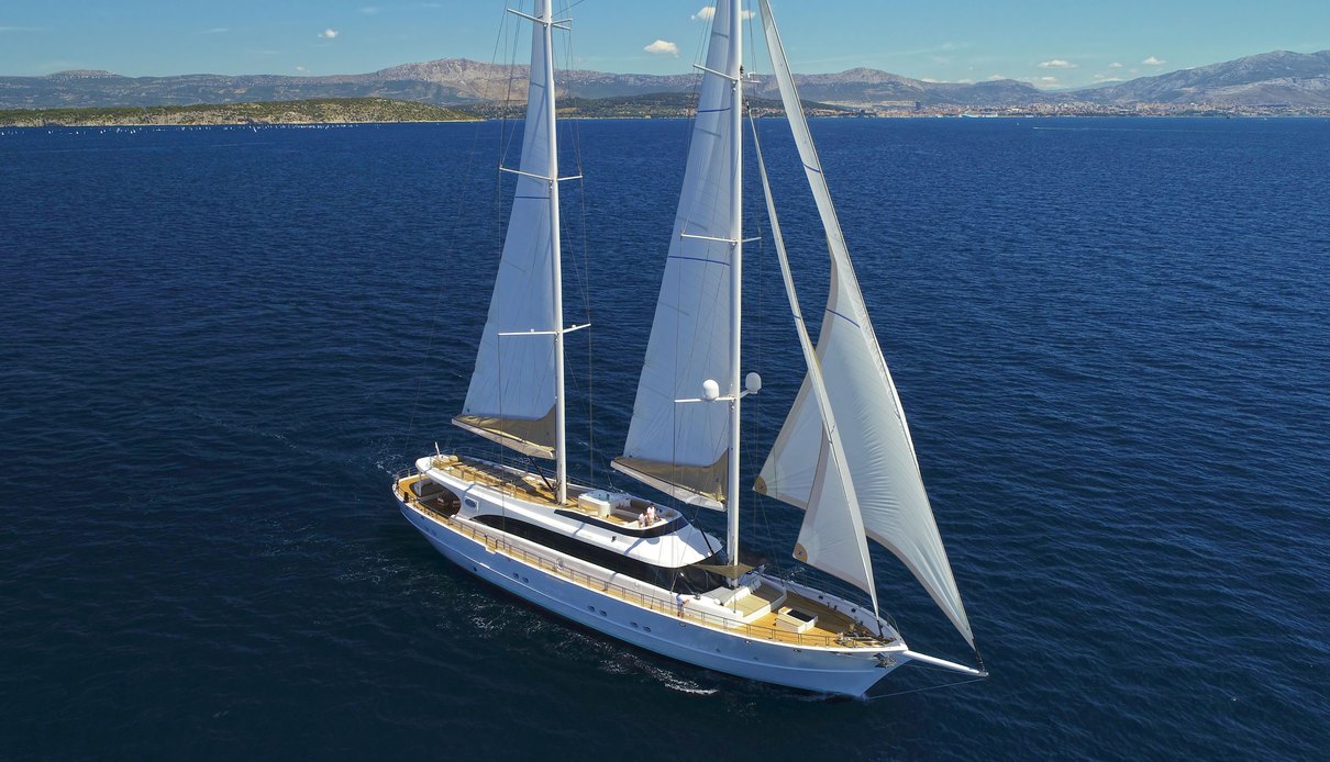 Acapella yacht, Custom