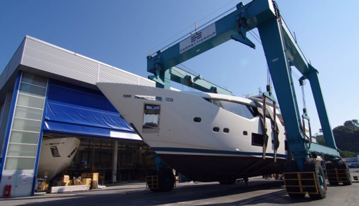 Mikil yacht, Custom Line