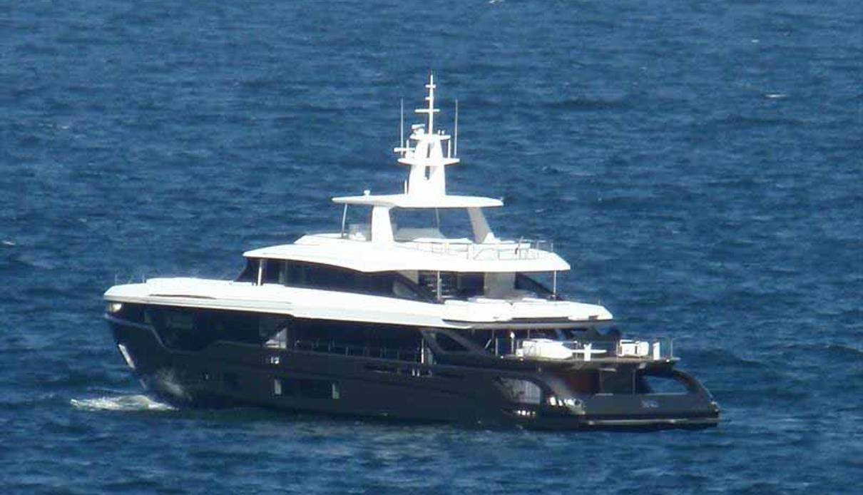 Shabby yacht, Azimut