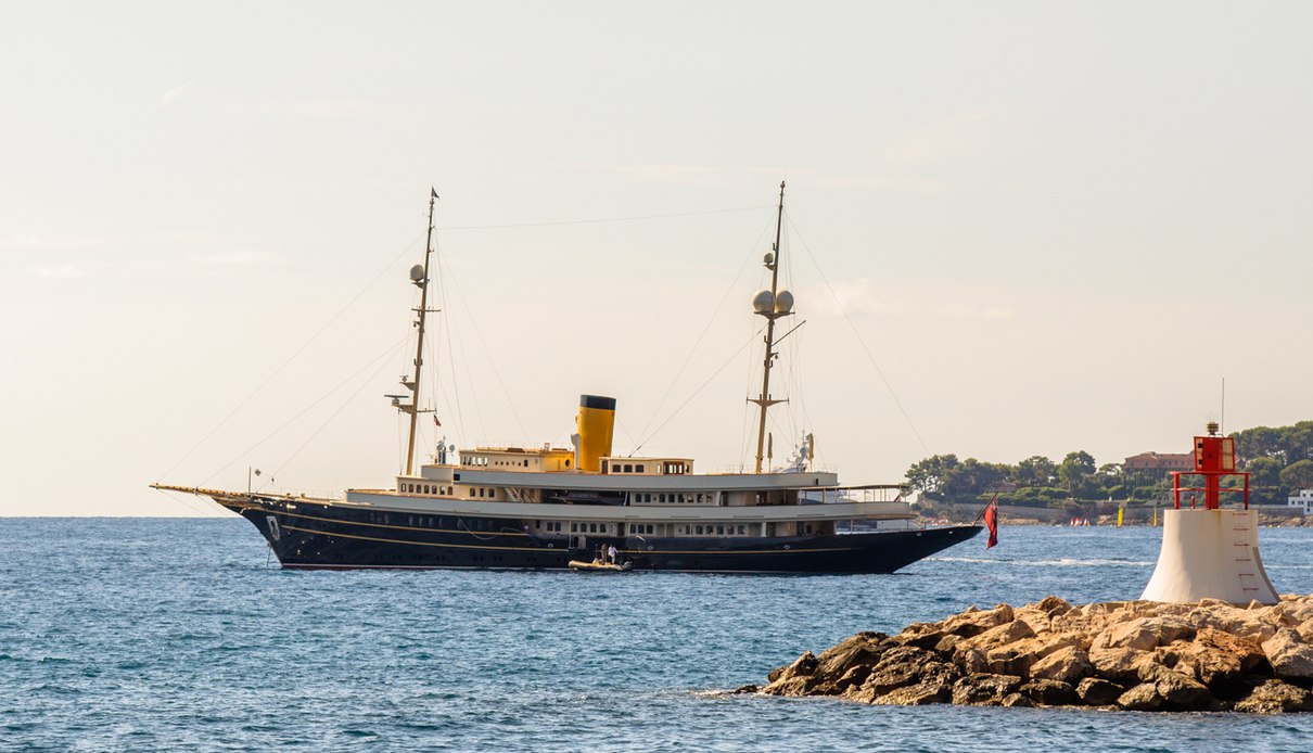 Nero yacht