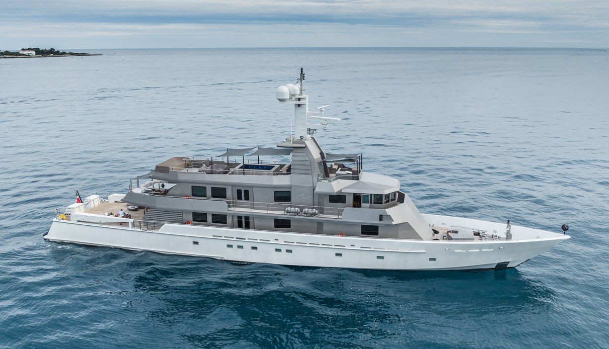 Mizu yacht