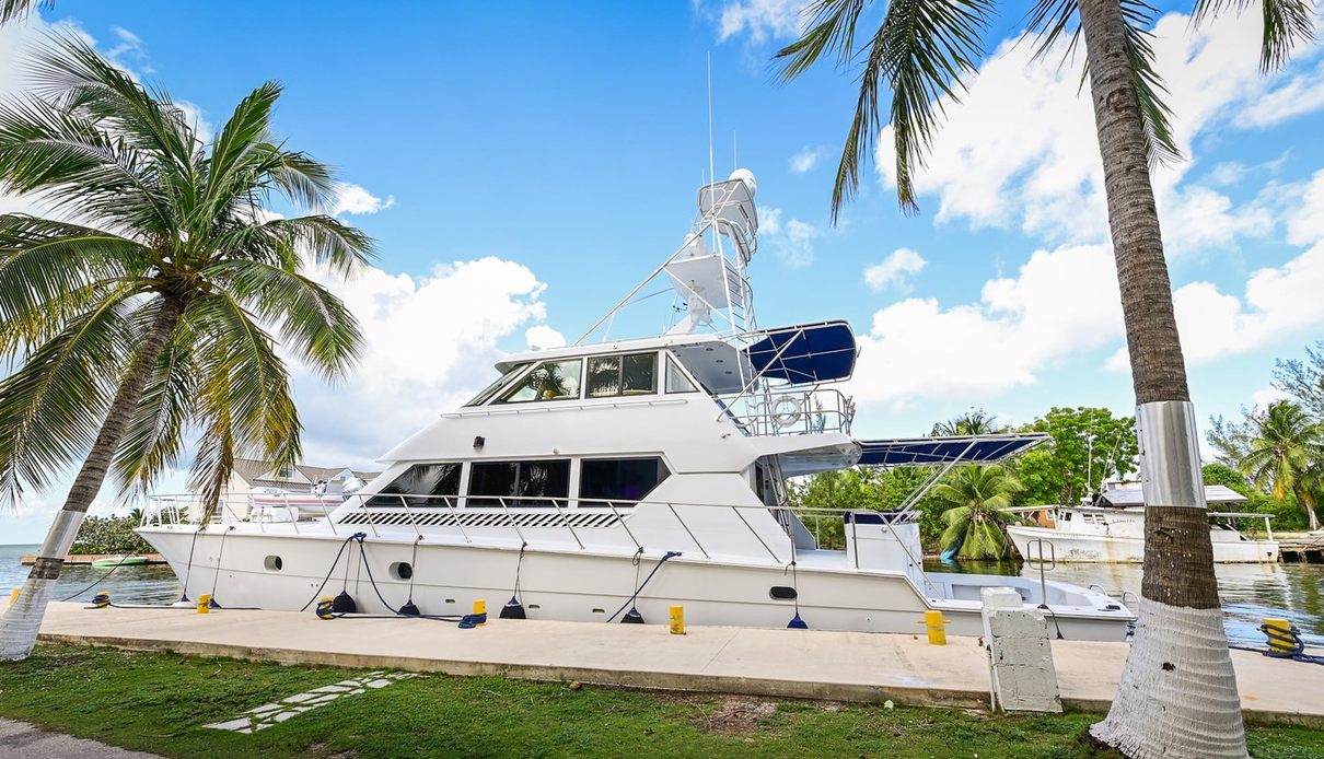 Maha yacht, Hatteras