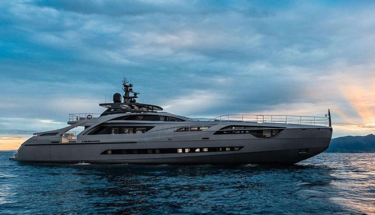 Touch Me yacht, Pershing