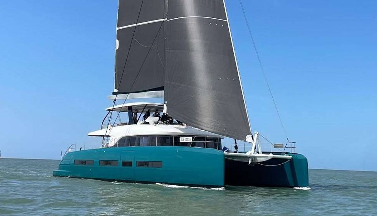 Imladris yacht, Lagoon