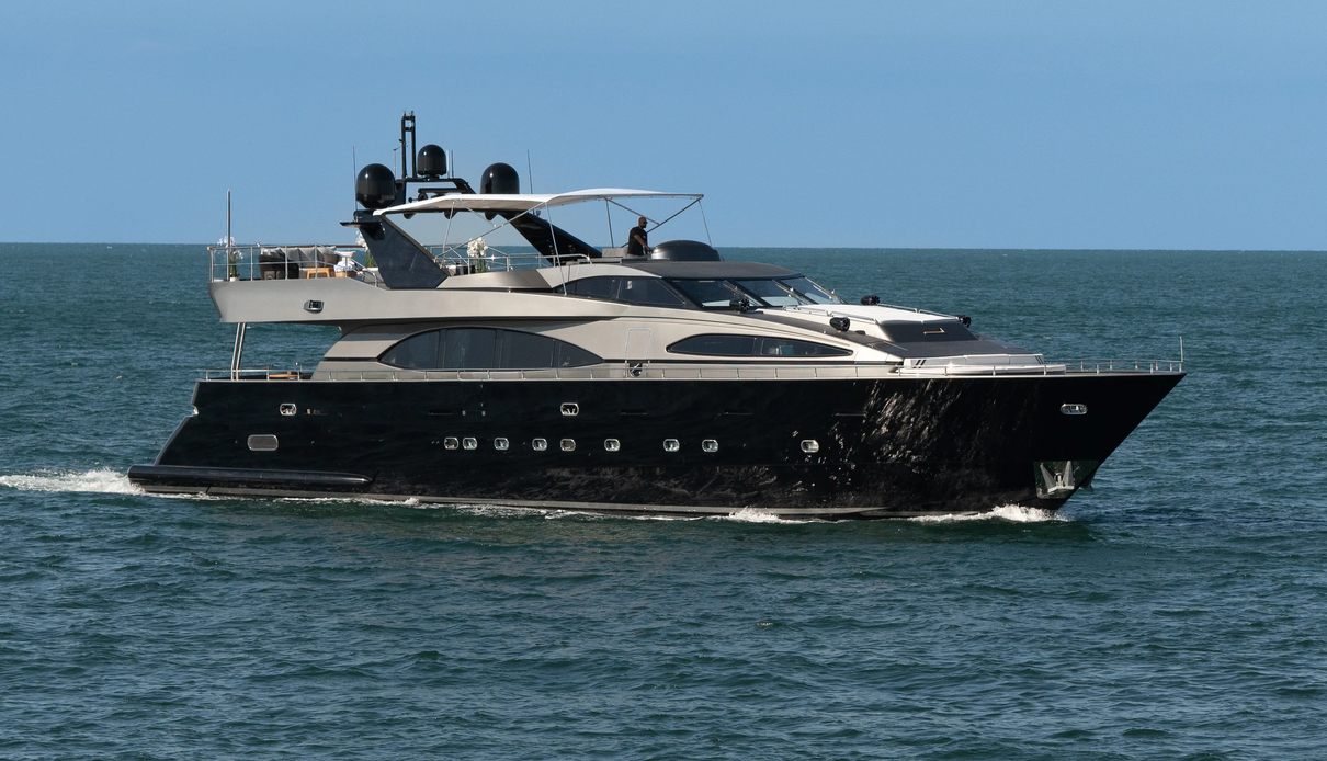 Spectre yacht, Azimut