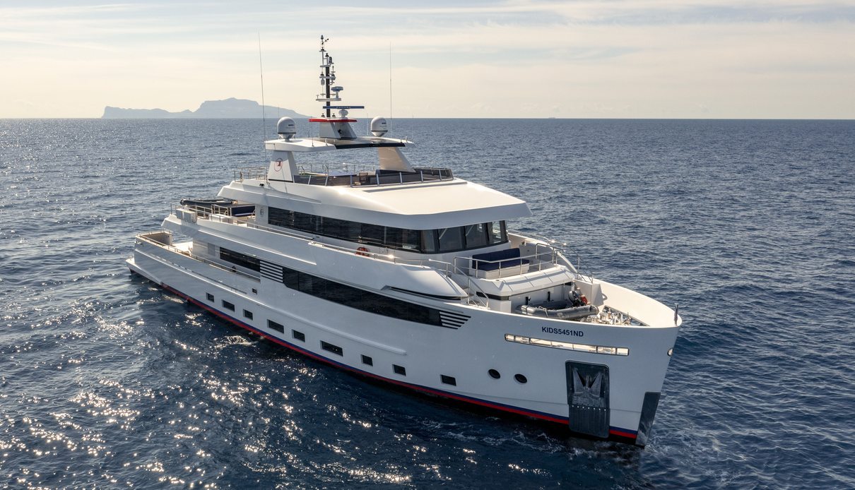 Crowbridge yacht, Cantiere delle Marche