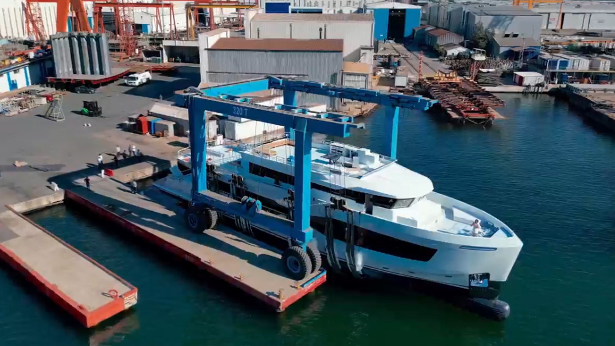 tunatuna　ライアン　ブルーノ WATCH: Second Numarine 40MXP Explorer Yacht Mitan Successfully