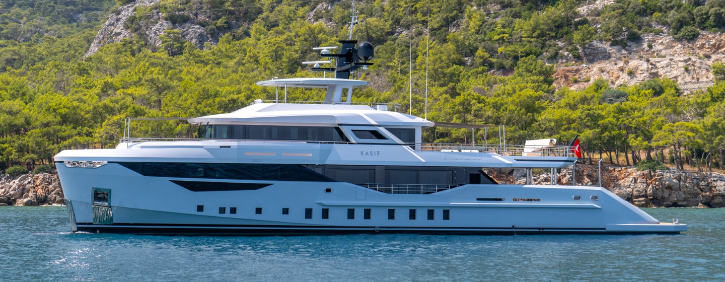 Motor yacht KASIF underway