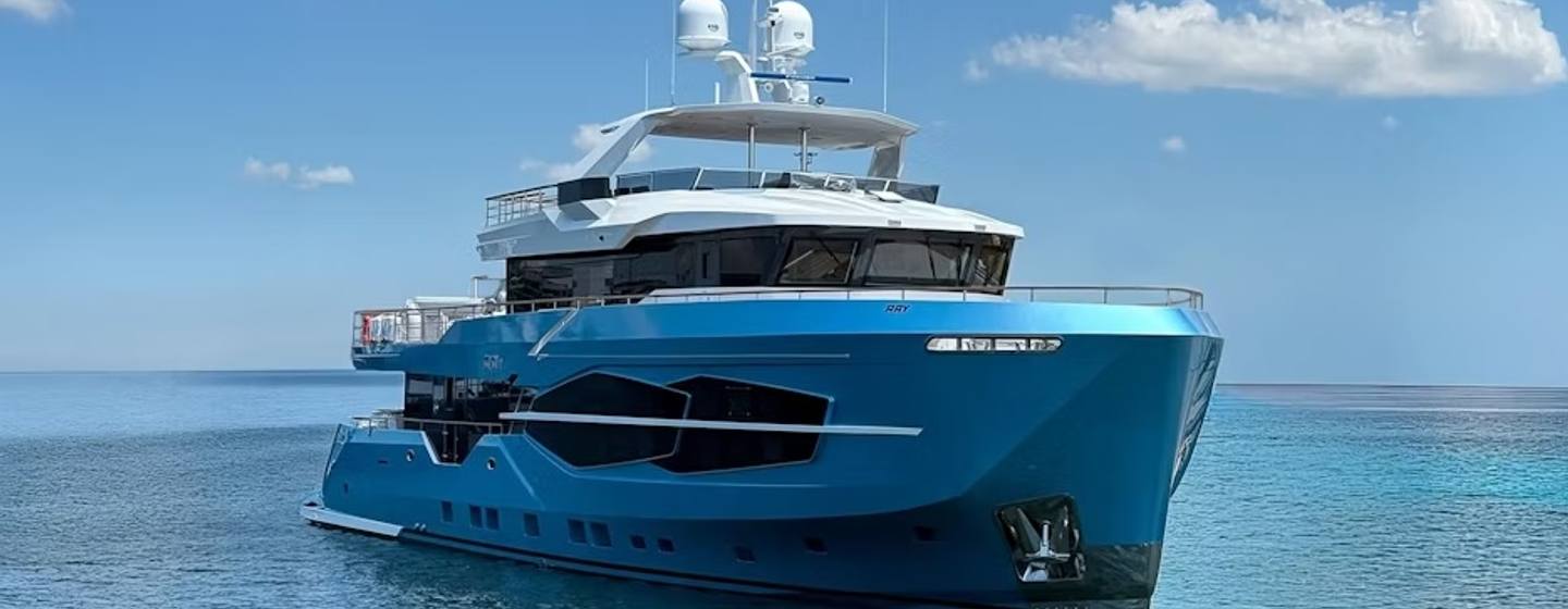 Superyacht Ray under way 
