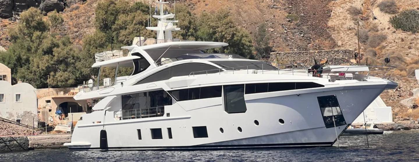 Superyacht Dagusha V at anchor 