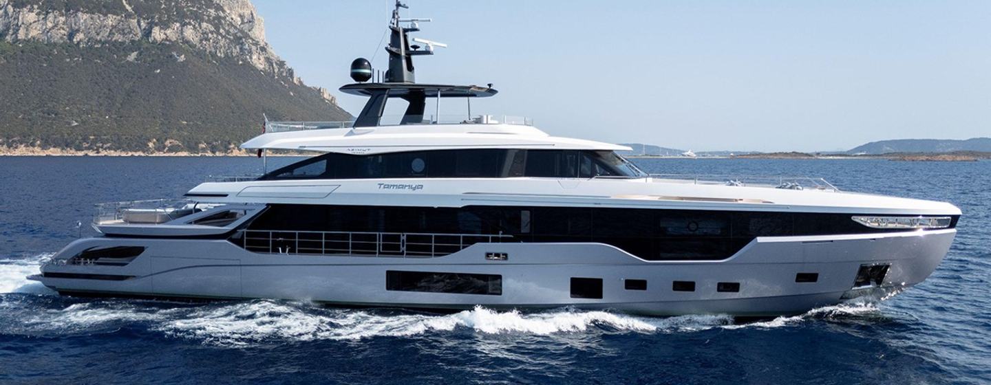 Superyacht Azimut Grande Trideck Tamanya under way 