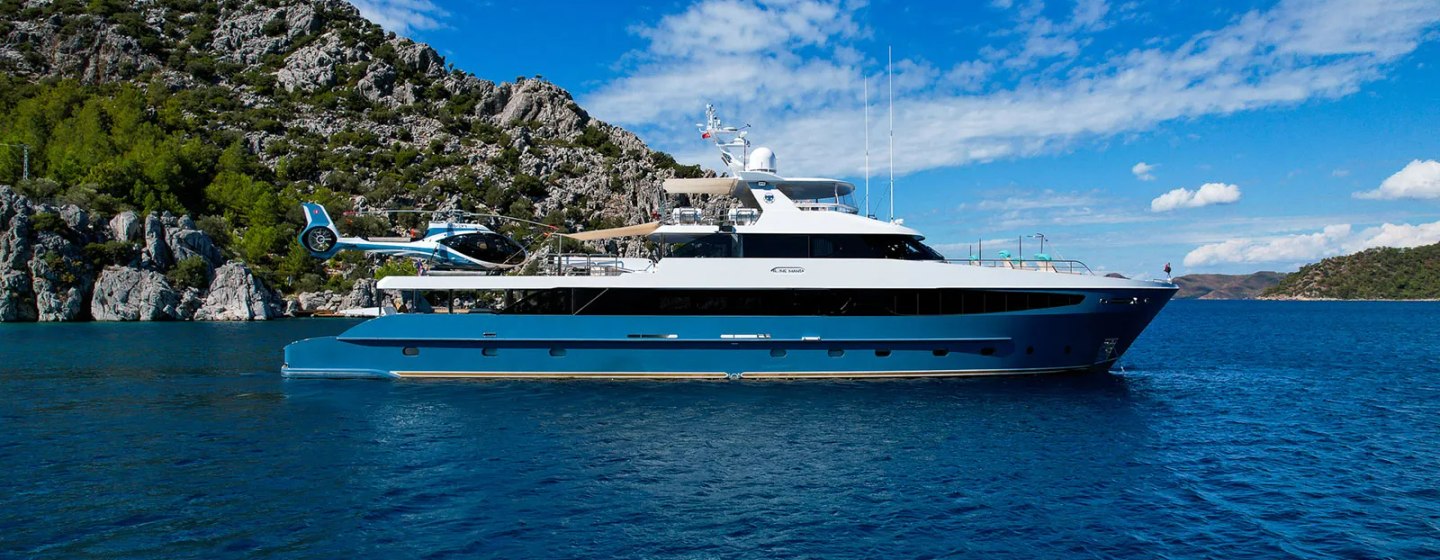 Explorer Yacht Flying Manta on water