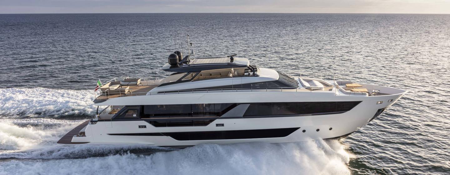 Motor Yacht Spica under way