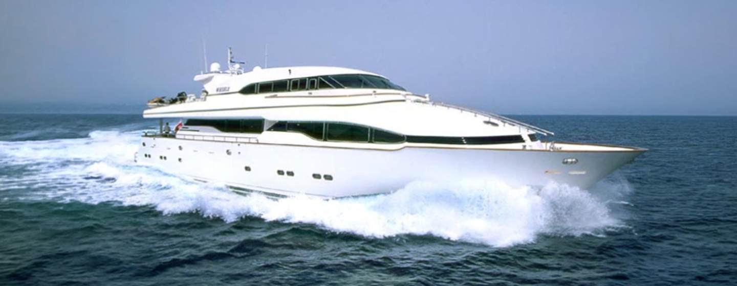Horizon motor yacht Laurie I underway bow view 
