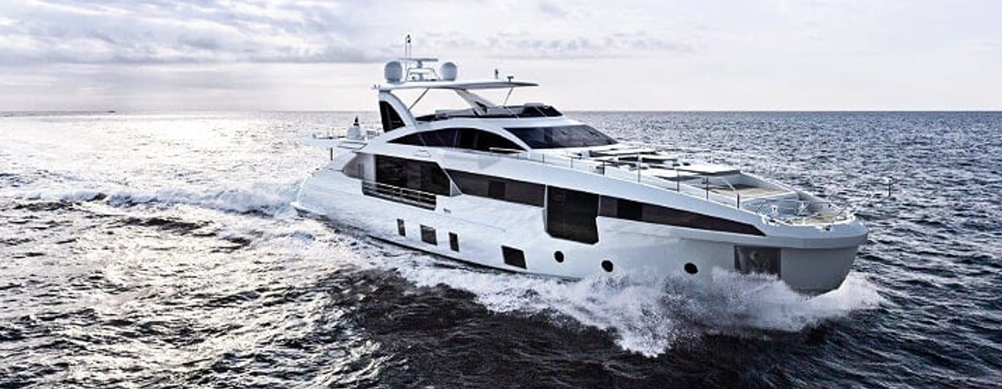 The Azimut Grande 32 Metri underway.