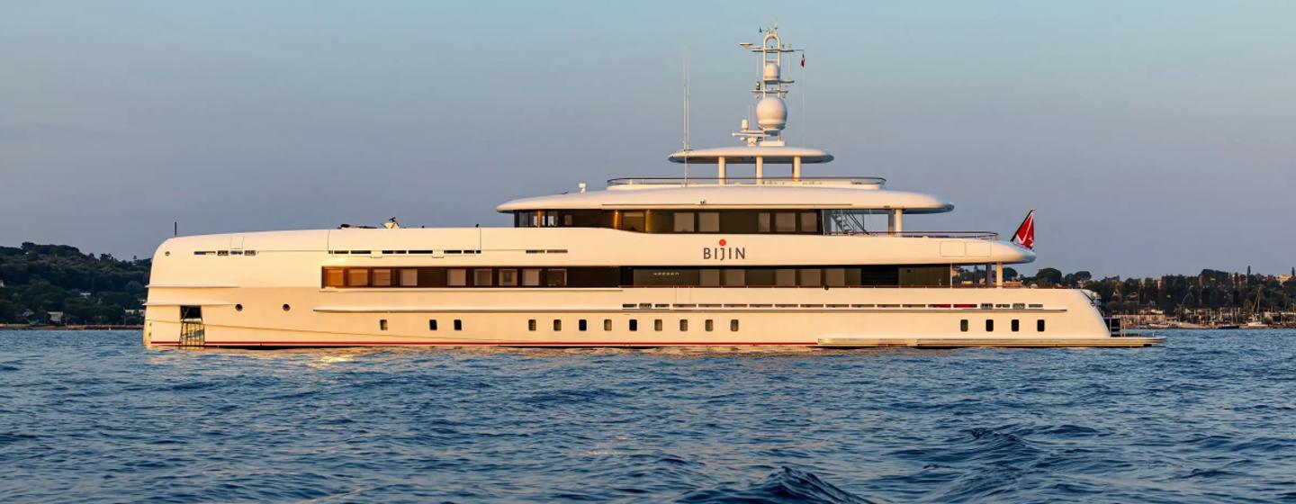 Expedition yacht Bijin at anchor 