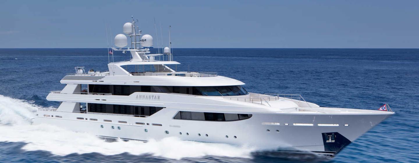 Motor yacht Annastar under way 