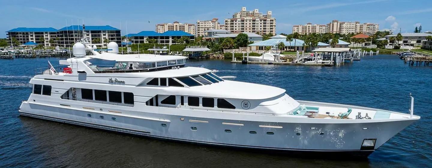 Superyacht La Sirena at anchor