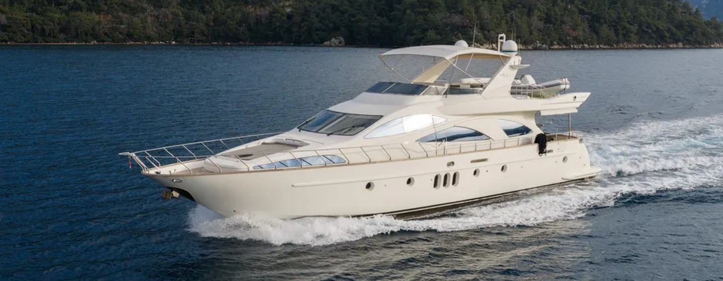 Motor Yacht Senior S under way 
