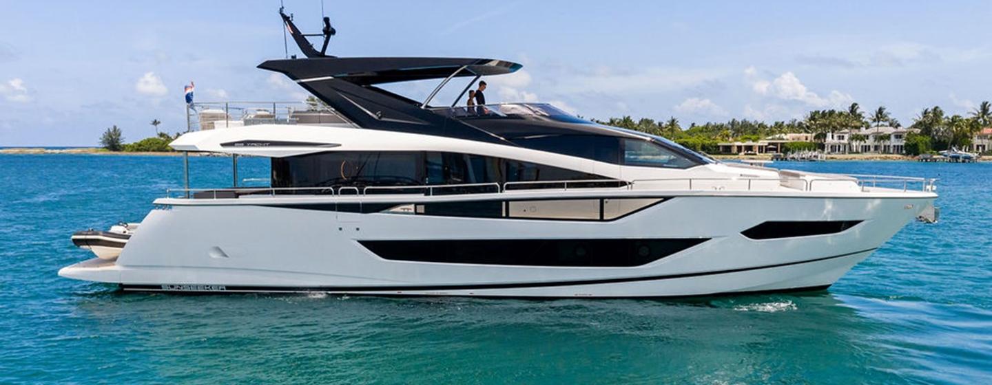 Motor yacht Dolce Far Niente at anchor 