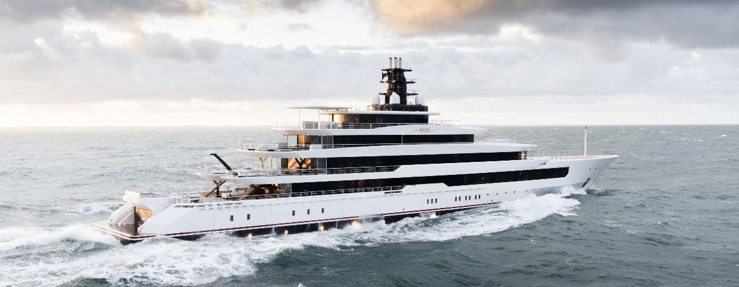 Superyacht DreAMBoat under way 
