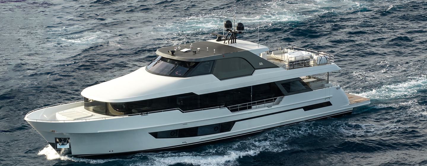 Motor yacht Cool Change under way