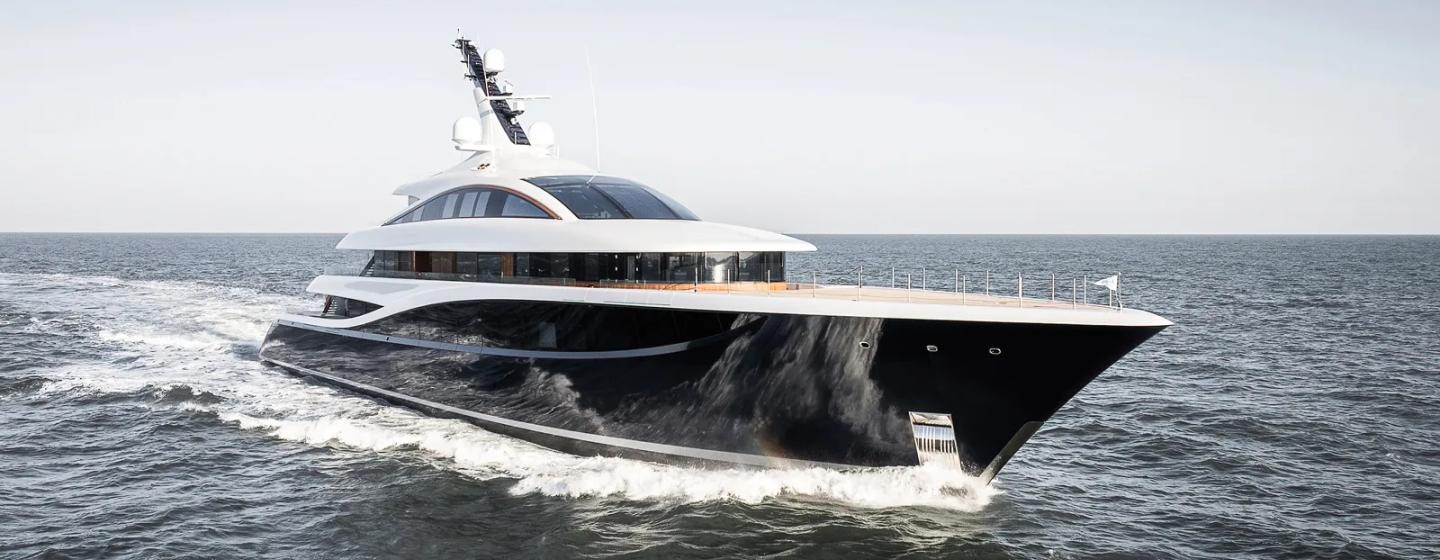 Superyacht Faith under way 
