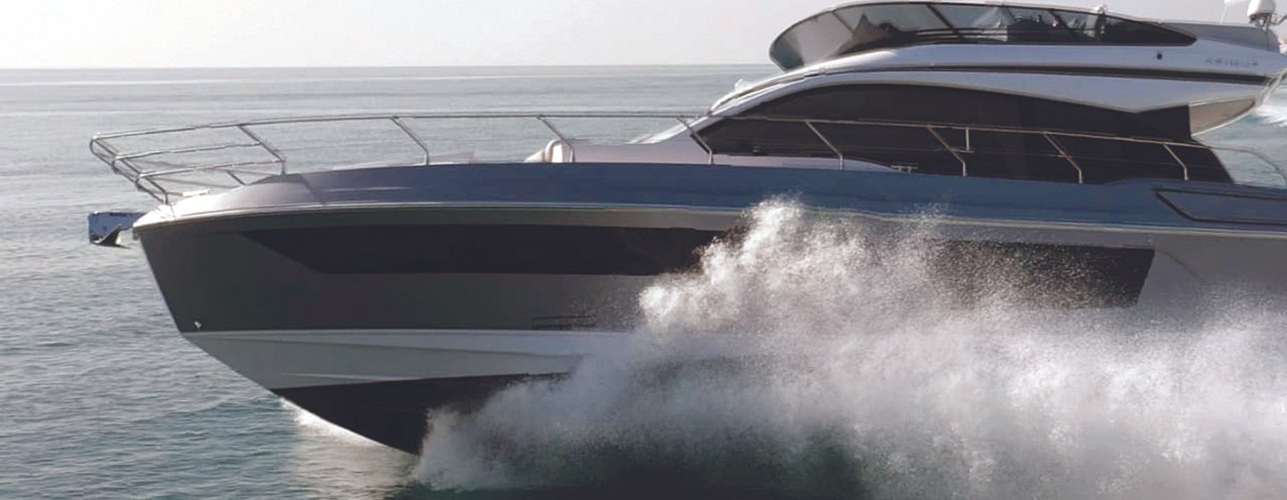 Azimut 53 on water moving at speed