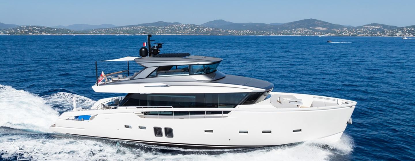 Motor yacht Fitline under way 