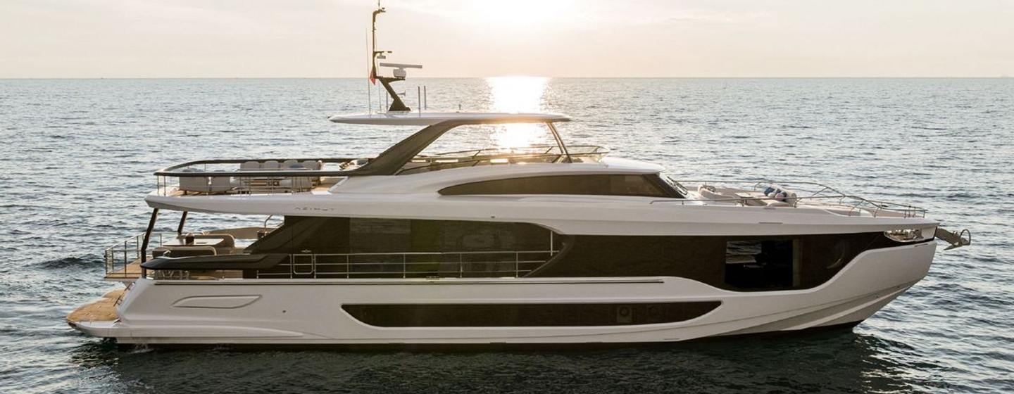 Motor yacht Spribe on water