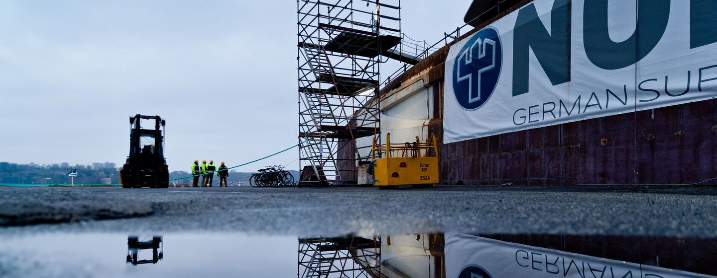 Black Shark yacht hull transport to Nobiskrug, Rendsberg 