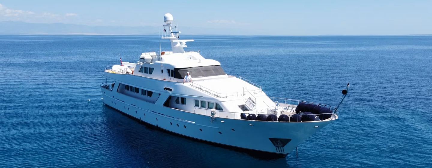 Benetti motor yacht Freemont at anchor bow view 