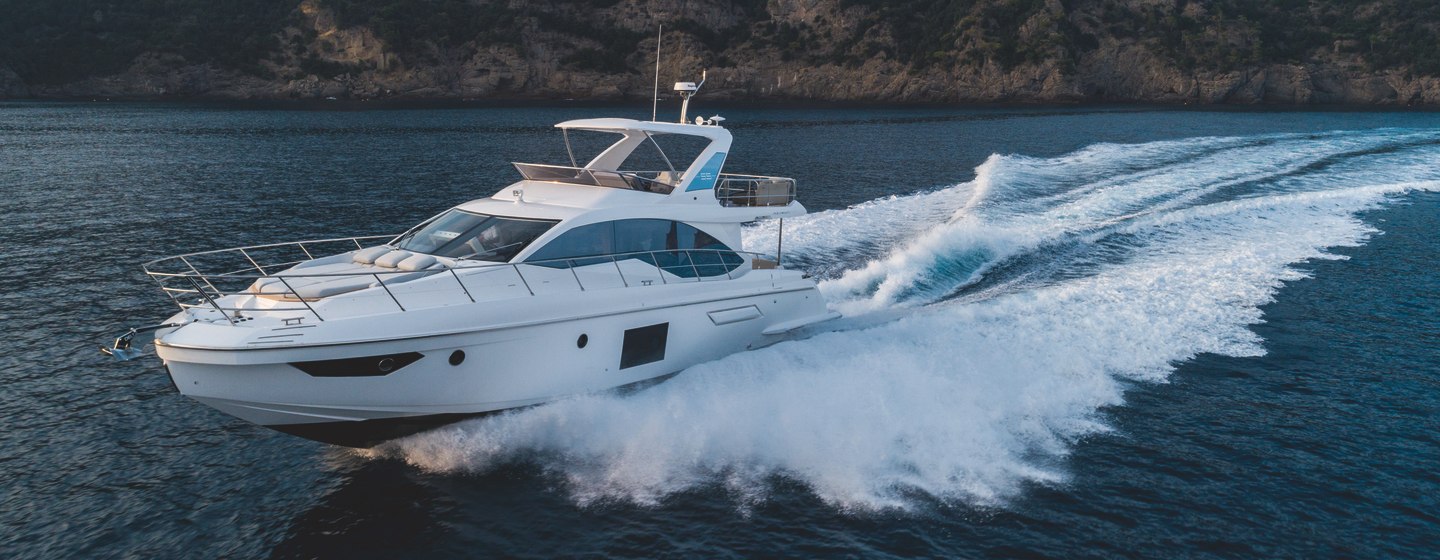 Sports Yacht vs Flybridge: What's the Difference? review